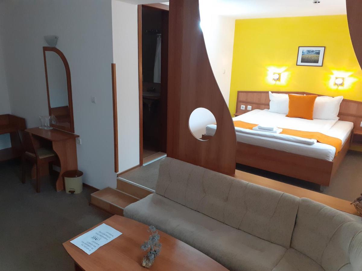 Hotel Les Razgrad ภายนอก รูปภาพ