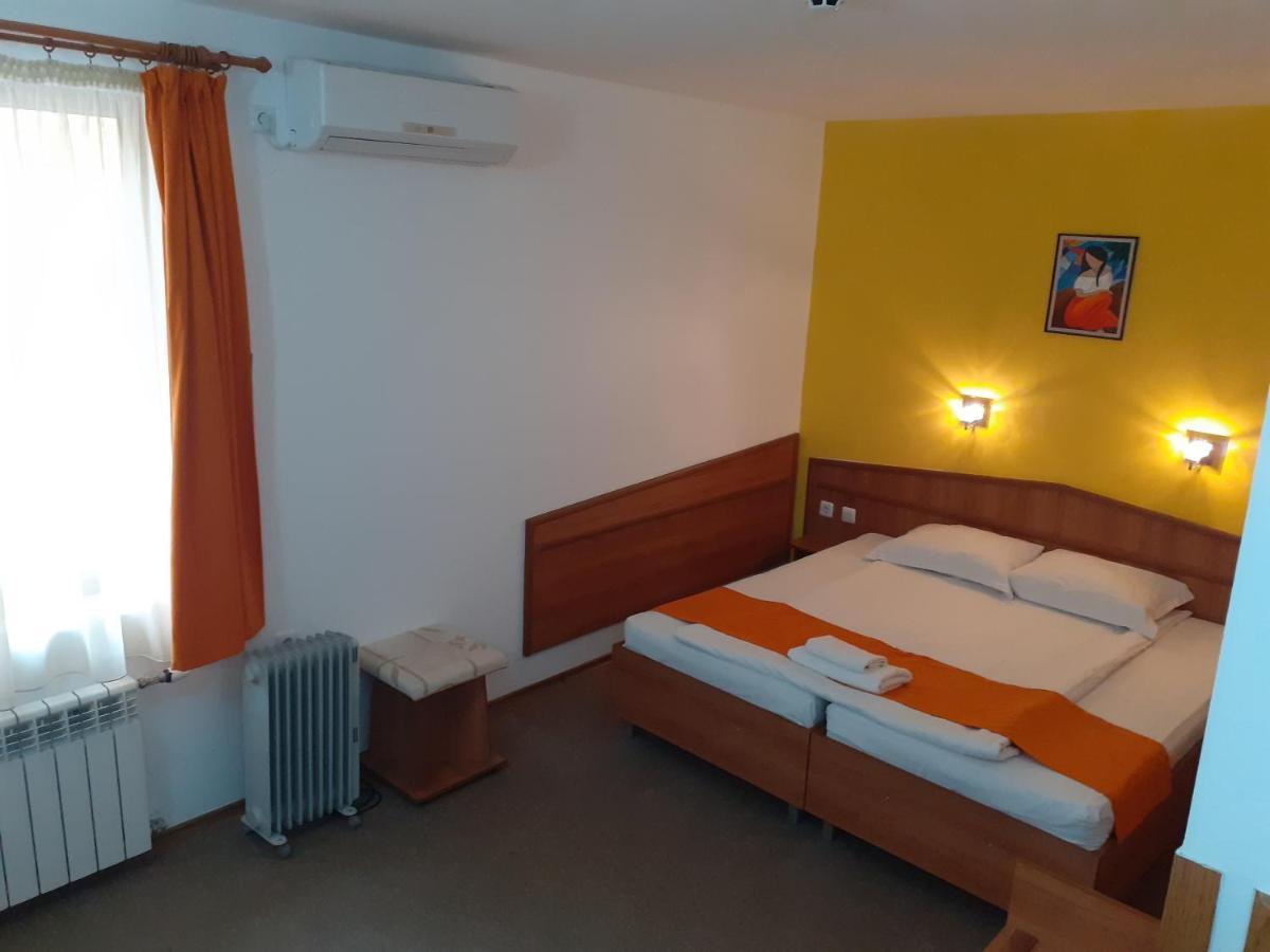 Hotel Les Razgrad ภายนอก รูปภาพ