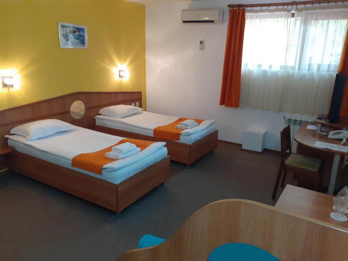 Hotel Les Razgrad ภายนอก รูปภาพ