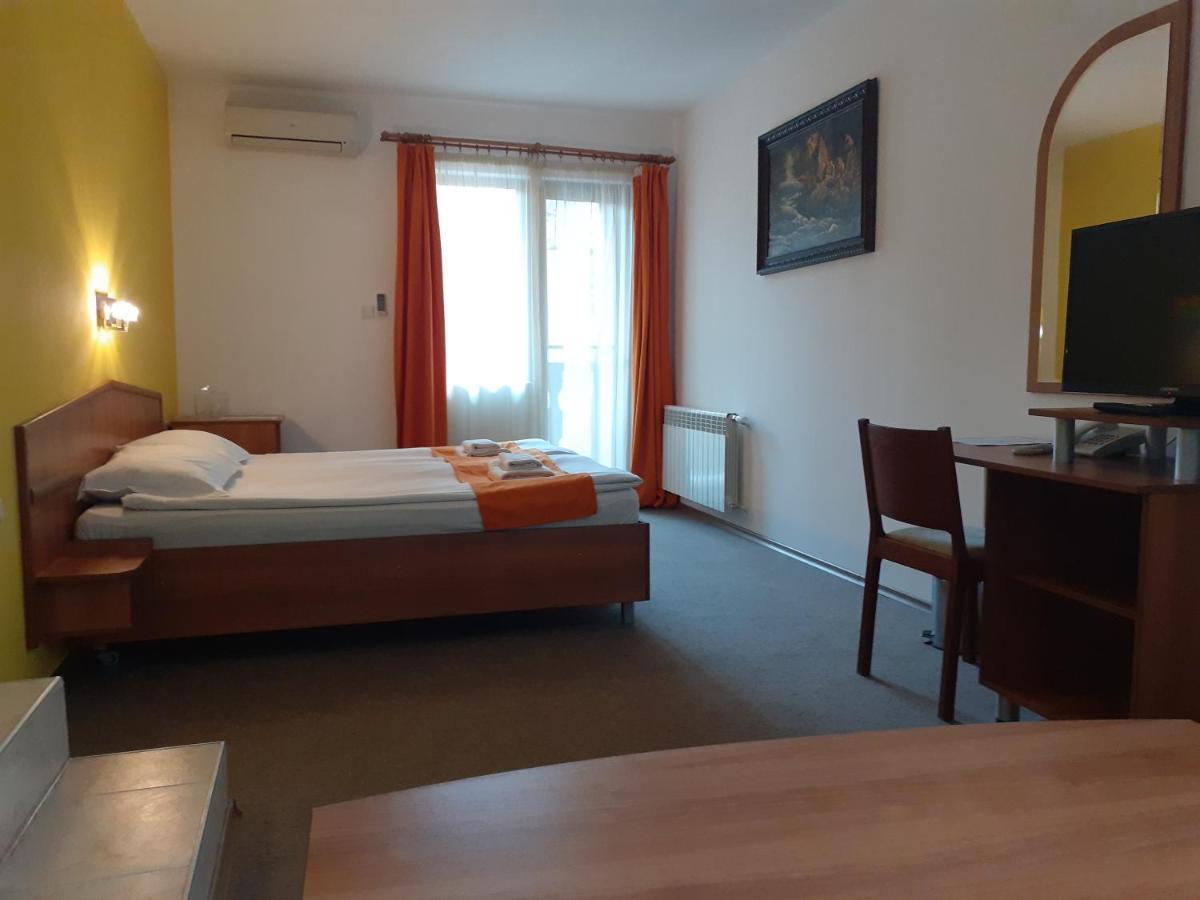 Hotel Les Razgrad ภายนอก รูปภาพ