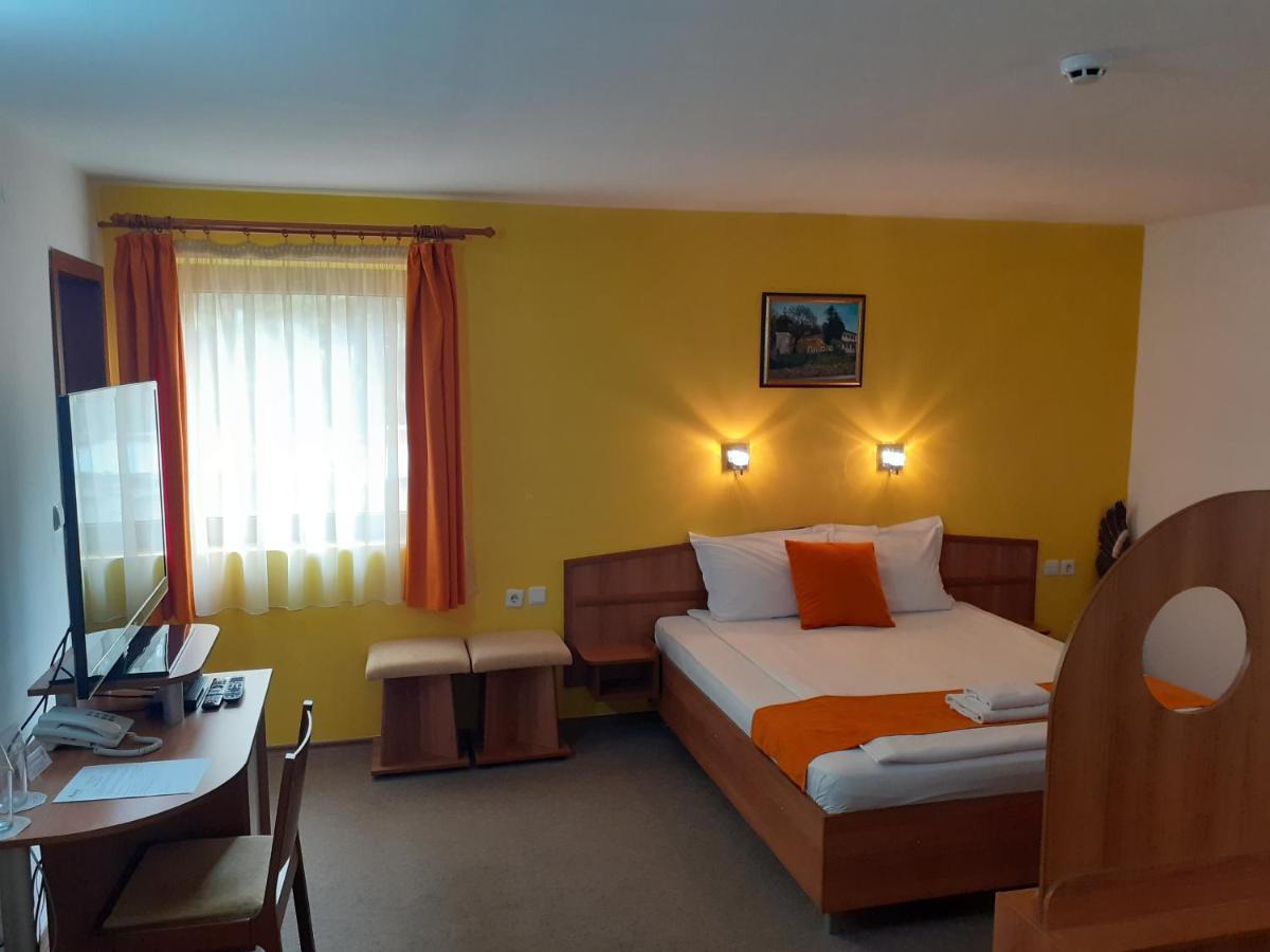 Hotel Les Razgrad ภายนอก รูปภาพ