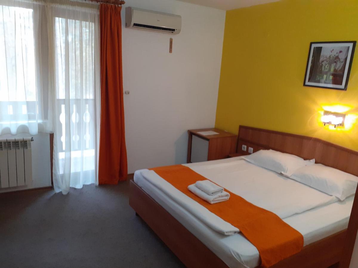 Hotel Les Razgrad ภายนอก รูปภาพ
